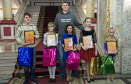 Игроки «Локо» наградили участников творческого конкурса инвалидов